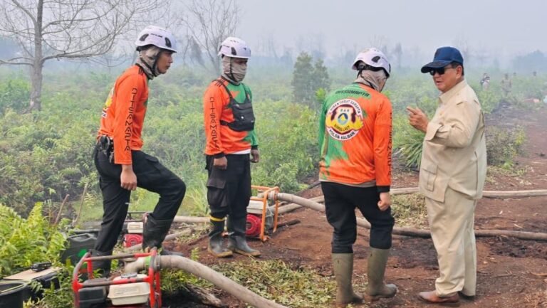 Presiden Prabowo Subianto meninjau salah satu lokasi terdampak kebakaran di Desa Limbung, Kabupaten Kubu Raya, Provinsi Kalimantan Barat, pada Sabtu, 22 Agustus 2026. Foto: BPMI Setpres/Laily Rachev