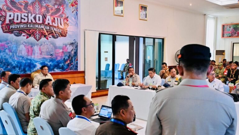 Presiden Prabowo Subianto memimpin rapat penanganan karhutla di Provinsi Kalimantan Tengah, pada Sabtu, 22 Agustus 2026 di Posko Aju Penanganan Kebakaran Hutan dan Lahan Kalimantan Tengah yang berada di kawasan Bandara Tjilik Riwut. Foto: BPMI Setpres/Laily Rachev