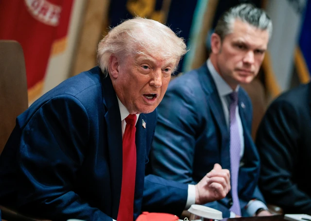 Presiden AS Donald Trump berbicara di samping Menteri Pertahanan Pete Hegseth saat menghadiri rapat kabinet di Ruang Kabinet, Gedung Putih, Washington, DC, AS, Rabu (27/5/2026). Foto: Evan Vucci/REUTERS