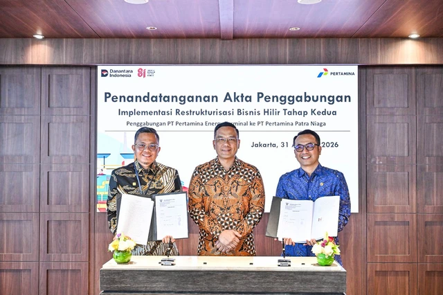 Direktur Utama PT Pertamina Patra Niaga (PPN) Mars Ega Legowo Putra (kanan) bersama Direktur Utama PT Pertamina Energy Terminal (PET) Bayu Prostiyono menandatangani Akta Penggabungan yang disaksikan Direktur Utama PT Pertamina (Persero), Simon Aloysius Mantiri di Jakarta pada Senin (1/9/2026). Foto. Dok. Pertamina