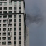 Gulkarmat Jakarta Pusat berupaya mengevakuasi sejumlah penghuni yang terjebak saat kebakaran melanda Apartemen Pavilion di Jalan KH Mas Mansyur, Tanah Abang, Jakarta, Jumat (4/9/2026). FOTO: PORTALBMI.ID