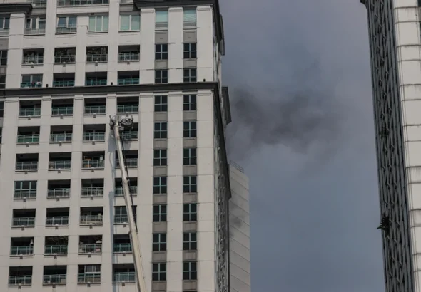 Gulkarmat Jakarta Pusat berupaya mengevakuasi sejumlah penghuni yang terjebak saat kebakaran melanda Apartemen Pavilion di Jalan KH Mas Mansyur, Tanah Abang, Jakarta, Jumat (4/9/2026). FOTO: PORTALBMI.ID