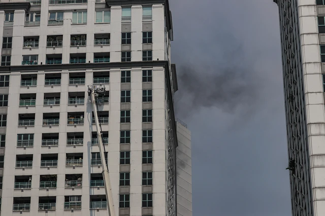 Gulkarmat Jakarta Pusat berupaya mengevakuasi sejumlah penghuni yang terjebak saat kebakaran melanda Apartemen Pavilion di Jalan KH Mas Mansyur, Tanah Abang, Jakarta, Jumat (4/9/2026). FOTO: PORTALBMI.ID