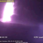 Gunung Anak Krakatau erupsi pada Sabtu (5/9/2026). Foto: x/@badangeologi_