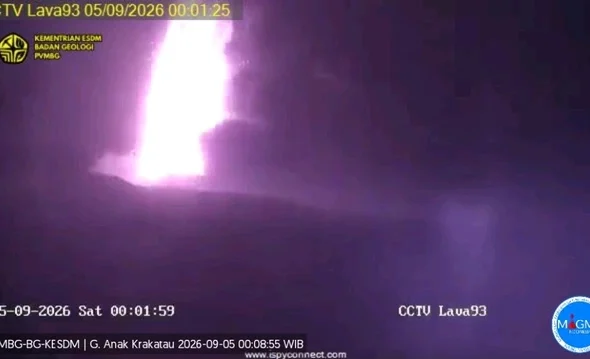 Gunung Anak Krakatau erupsi pada Sabtu (5/9/2026). Foto: x/@badangeologi_