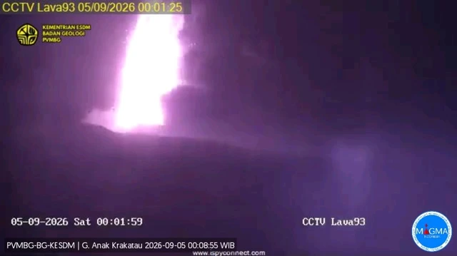 Gunung Anak Krakatau erupsi pada Sabtu (5/9/2026). Foto: x/@badangeologi_