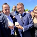 Presiden Prancis Emmanuel Macron (tengah) menunjukkan chip Rhea1 saat mengunjungi pusat komputasi berkinerja tinggi yang dioperasikan oleh Komisi Energi Alternatif dan Energi Atom Prancis di Bruyères-le-Châtel pada bulan Mei. (Sumber Foto : SiPearl)