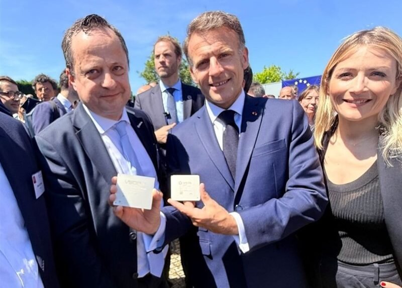 Presiden Prancis Emmanuel Macron (tengah) menunjukkan chip Rhea1 saat mengunjungi pusat komputasi berkinerja tinggi yang dioperasikan oleh Komisi Energi Alternatif dan Energi Atom Prancis di Bruyères-le-Châtel pada bulan Mei. (Sumber Foto : SiPearl)