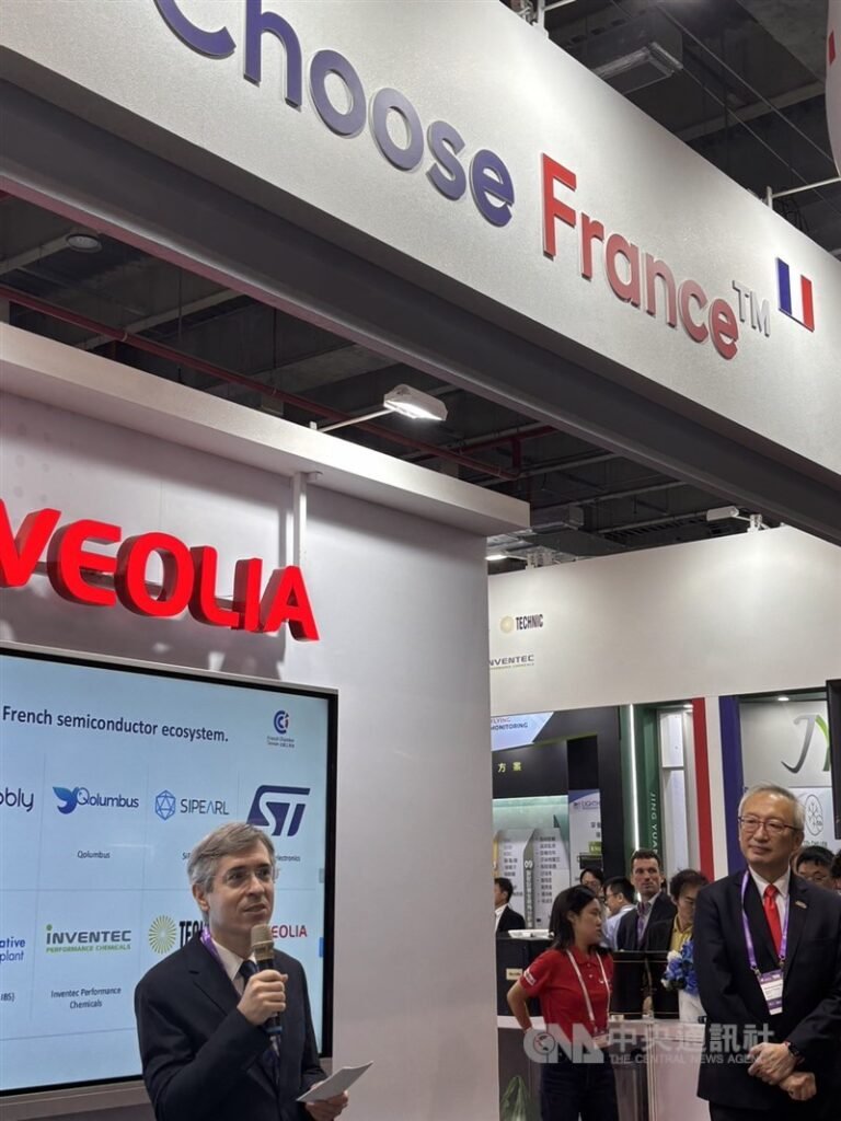Utusan Prancis untuk Taiwan Frédéric Laplanche (kiri) dan Wakil Menteri Luar Negeri François Wu (kanan). (Sumber Foto : CNA, 2 September 2026)