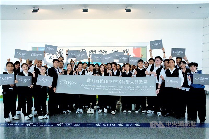 Sebanyak 35 pekerja teknis asing sektor perhotelan asal Indonesia tiba di Bandara Internasional Taoyuan pada Senin. (Sumber Foto : CNA, 14 September 2026)