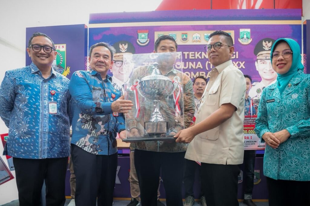 Inovasi nyata tersebut salah satunya dibuktikan oleh tim peraih Juara I kategori inovasi yang menciptakan kayu sintetis antirayap dari ekstrak daun sirsak. FOTO: PORTALBMI.ID