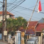 Bendera Merah Putih ditemukan terpasang tidak pada tempatnya di pintu masuk Mess Perumahan Dinas Bea dan Cukai Merak. FOTO: PORTALBMI.ID