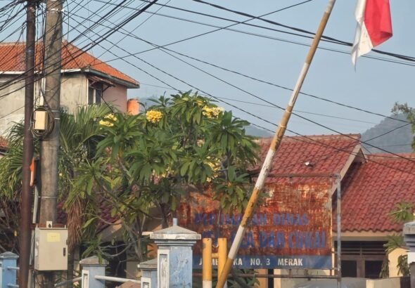 Bendera Merah Putih ditemukan terpasang tidak pada tempatnya di pintu masuk Mess Perumahan Dinas Bea dan Cukai Merak. FOTO: PORTALBMI.ID