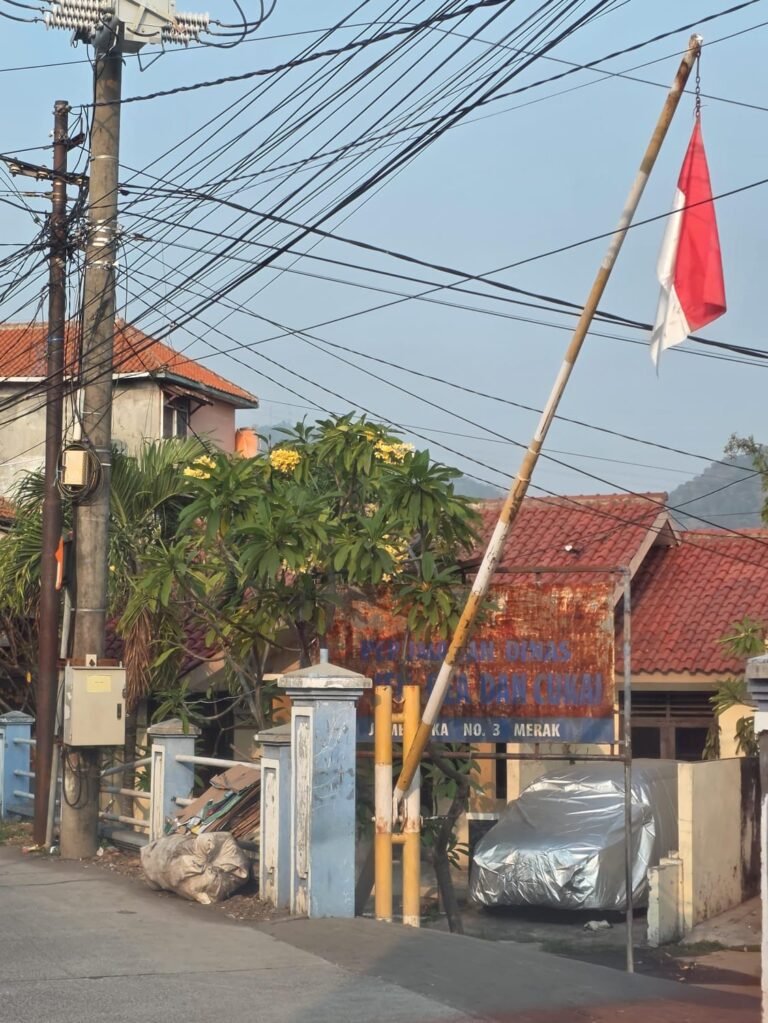 Bendera Merah Putih ditemukan terpasang tidak pada tempatnya di pintu masuk Mess Perumahan Dinas Bea dan Cukai Merak. FOTO: PORTALBMI.ID