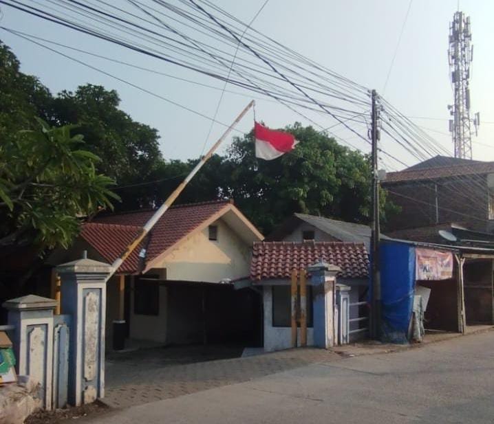 Bendera Merah Putih ditemukan terpasang tidak pada tempatnya di pintu masuk Mess Perumahan Dinas Bea dan Cukai Merak. FOTO: PORTALBMI.ID