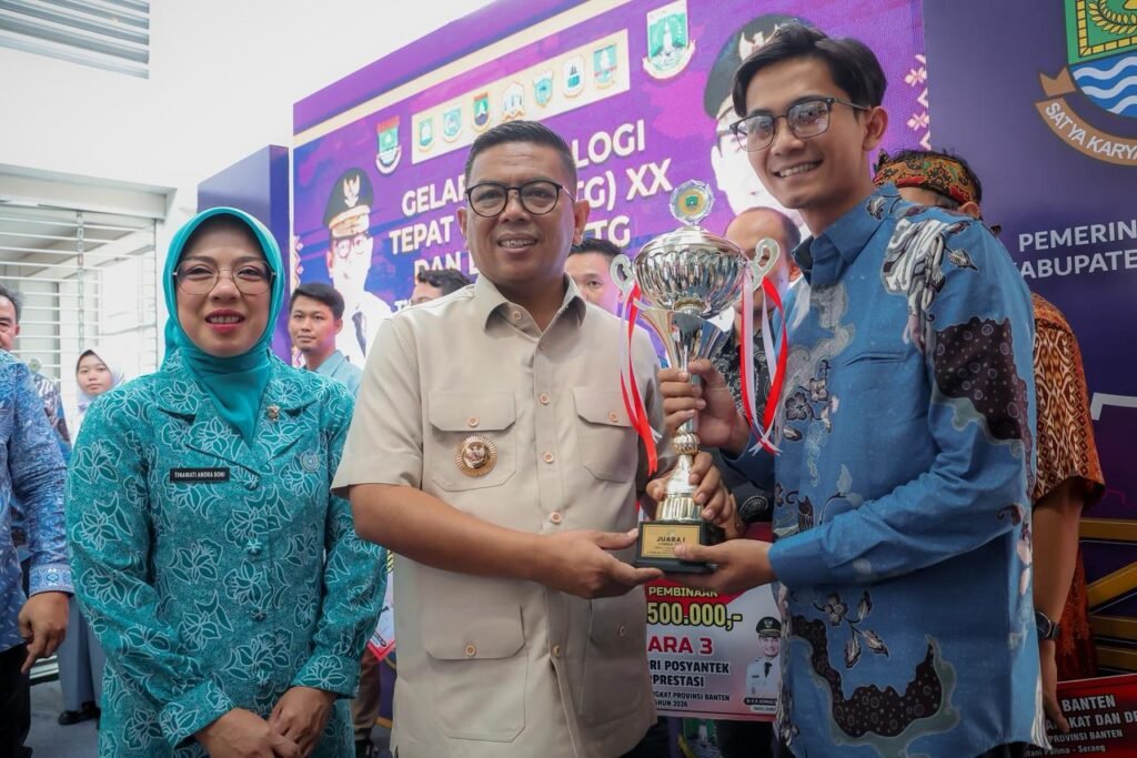 Inovasi nyata tersebut salah satunya dibuktikan oleh tim peraih Juara I kategori inovasi yang menciptakan kayu sintetis antirayap dari ekstrak daun sirsak. FOTO: PORTALBMI.ID