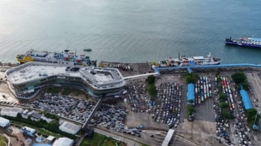 Penyeberangan di Pelabuhan Bakauheni, Lampung Selatan, masih berjalan normal di tengah dampak abu vulkanik Gunung Anak Krakatau. FOTO: PORTALBMI.ID