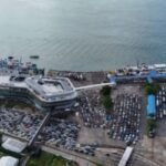 Penyeberangan di Pelabuhan Bakauheni, Lampung Selatan, masih berjalan normal di tengah dampak abu vulkanik Gunung Anak Krakatau. FOTO: PORTALBMI.ID