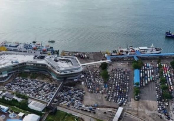 Penyeberangan di Pelabuhan Bakauheni, Lampung Selatan, masih berjalan normal di tengah dampak abu vulkanik Gunung Anak Krakatau. FOTO: PORTALBMI.ID