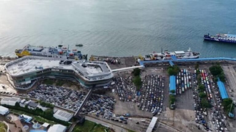 Penyeberangan di Pelabuhan Bakauheni, Lampung Selatan, masih berjalan normal di tengah dampak abu vulkanik Gunung Anak Krakatau. FOTO: PORTALBMI.ID