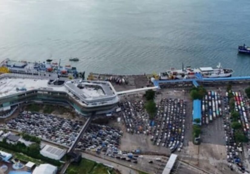Penyeberangan di Pelabuhan Bakauheni, Lampung Selatan, masih berjalan normal di tengah dampak abu vulkanik Gunung Anak Krakatau. FOTO: PORTALBMI.ID