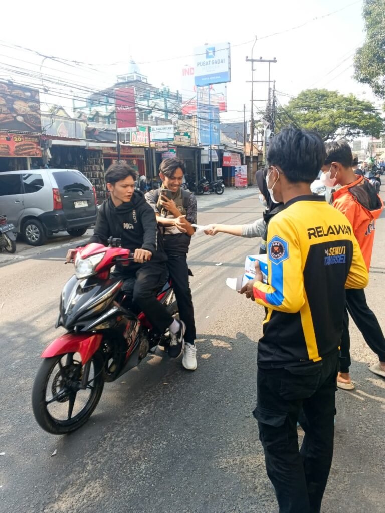 Komunitas Semut Tangsel menggelar aksi sosial dengan membagikan sebanyak 3.000 masker kepada masyarakat di sejumlah titik di Tangerang Selatan, Minggu (6/9/2026). FOTO: Henny06/PORTALBMI.ID