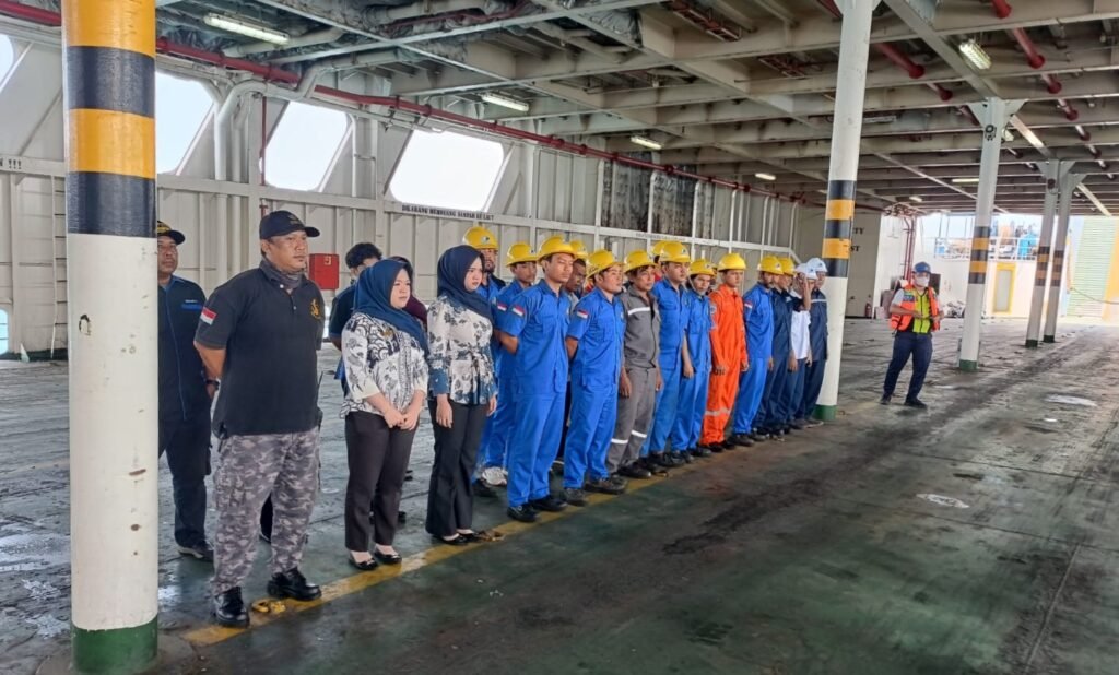 KSOP Kelas I Banten melakukan pendampingan pelaksanaan simulasi fire drill dan abandon ship pada KMP Erine dan KMP Rhisel yang dioperasikan PT Pelayaran Surya Timur Line (STL) Grup Cabang Merak. FOTO: PORTALBMI.ID