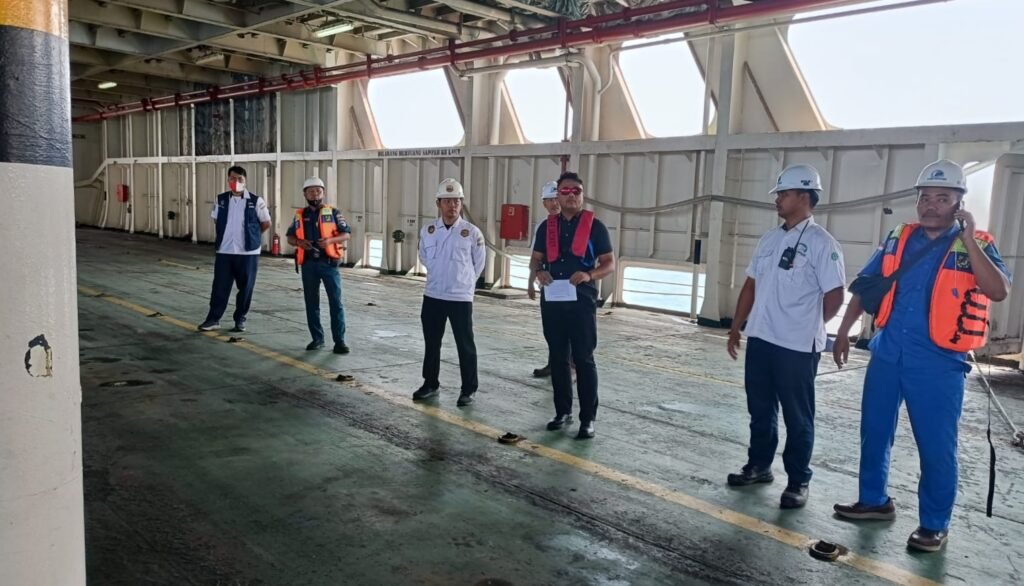 KSOP Kelas I Banten melakukan pendampingan pelaksanaan simulasi fire drill dan abandon ship pada KMP Erine dan KMP Rhisel yang dioperasikan PT Pelayaran Surya Timur Line (STL) Grup Cabang Merak. FOTO: PORTALBMI.ID