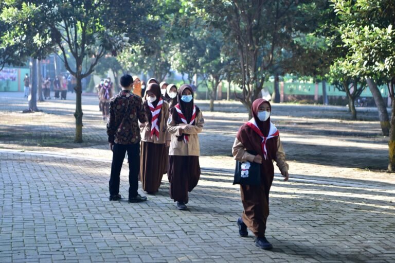 Kemendikdasmen mengimbau seluruh warga sekolah untuk mengutamakan keselamatan dan kesehatan dalam menghadapi bencana erupsi Anak Gunung Krakatau. FOTO: PORTALBMI.ID