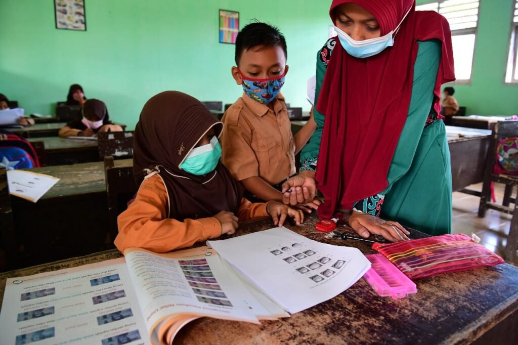 Kemendikdasmen mengimbau seluruh warga sekolah untuk mengutamakan keselamatan dan kesehatan dalam menghadapi bencana erupsi Anak Gunung Krakatau. FOTO: PORTALBMI.ID