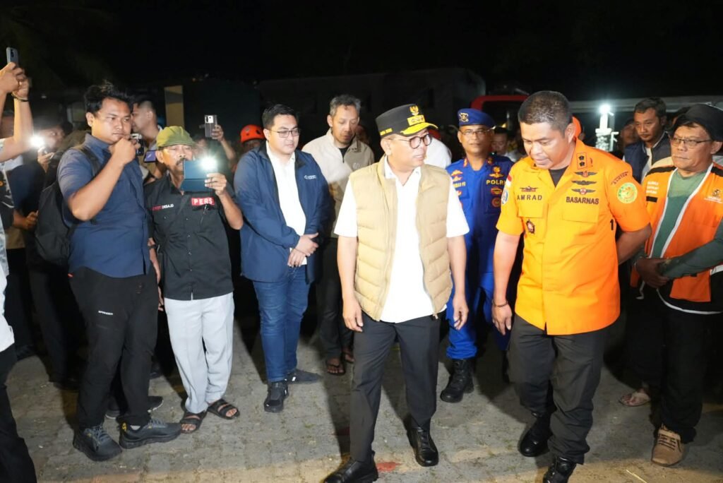 Gubernur Banten Andra Soni terus memantau secara langsung proses operasi Search and Rescue (SAR) gabungan terhadap lima jurnalis dan tiga kru kapal cepat. FOTO: PORTALBMI.ID