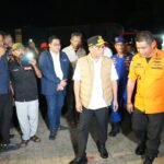 Gubernur Banten Andra Soni terus memantau secara langsung proses operasi Search and Rescue (SAR) gabungan terhadap lima jurnalis dan tiga kru kapal cepat. FOTO: PORTALBMI.ID
