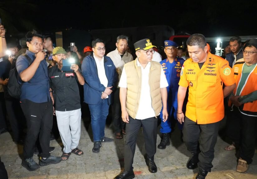 Gubernur Banten Andra Soni terus memantau secara langsung proses operasi Search and Rescue (SAR) gabungan terhadap lima jurnalis dan tiga kru kapal cepat. FOTO: PORTALBMI.ID