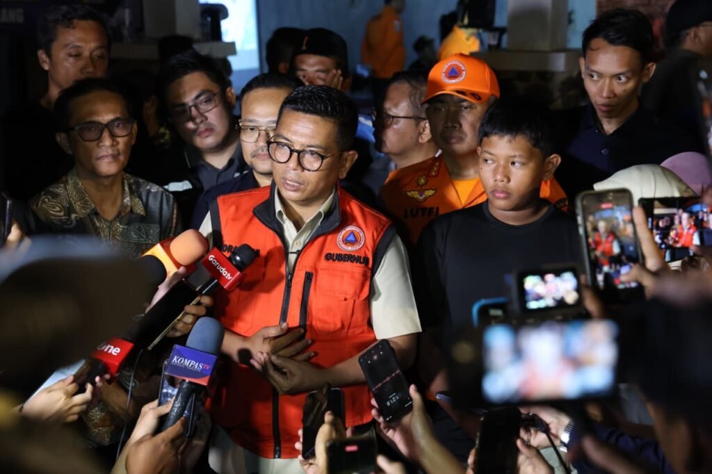 Gubernur Banten Andra Soni terus memantau secara langsung proses operasi Search and Rescue (SAR) gabungan terhadap lima jurnalis dan tiga kru kapal cepat. FOTO: PORTALBMI.ID
