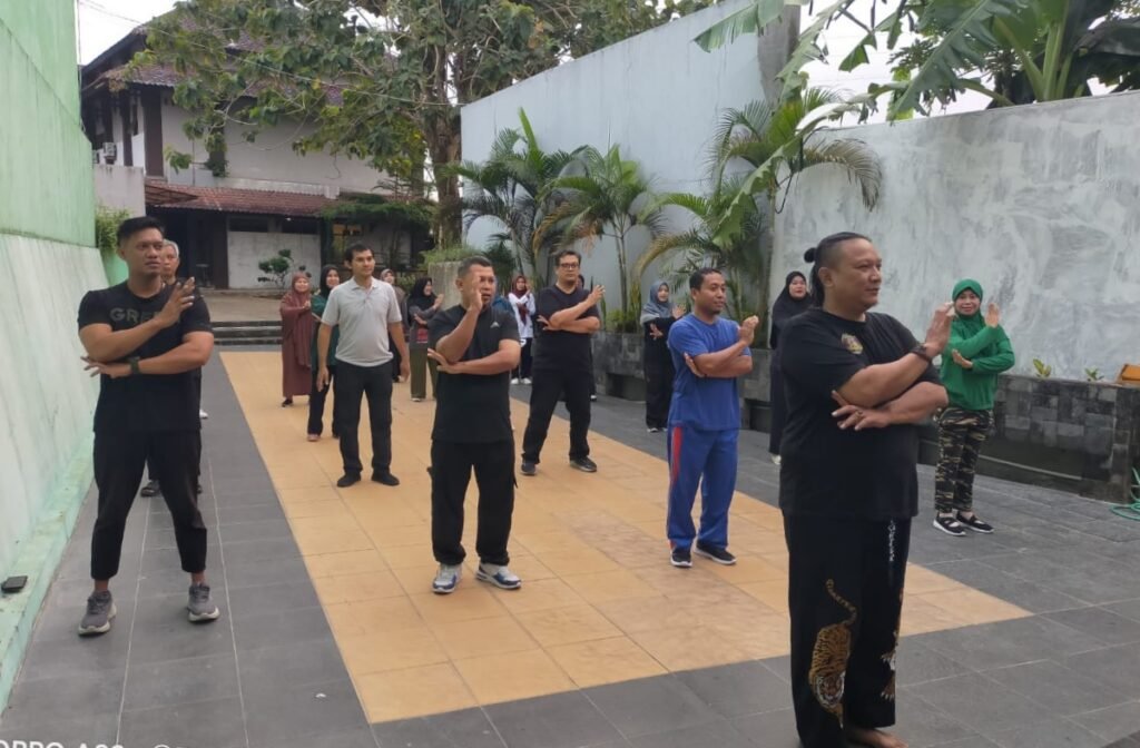 Kegiatan olahraga dilaksanakan di area parkir sebuah motel di wilayah Purwokerto pada 13 September 2026. FOTO: Imam06/PORTALBMI.ID