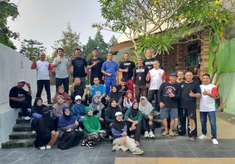 Kegiatan olahraga dilaksanakan di area parkir sebuah motel di wilayah Purwokerto pada 13 September 2026. FOTO: Imam06/PORTALBMI.ID