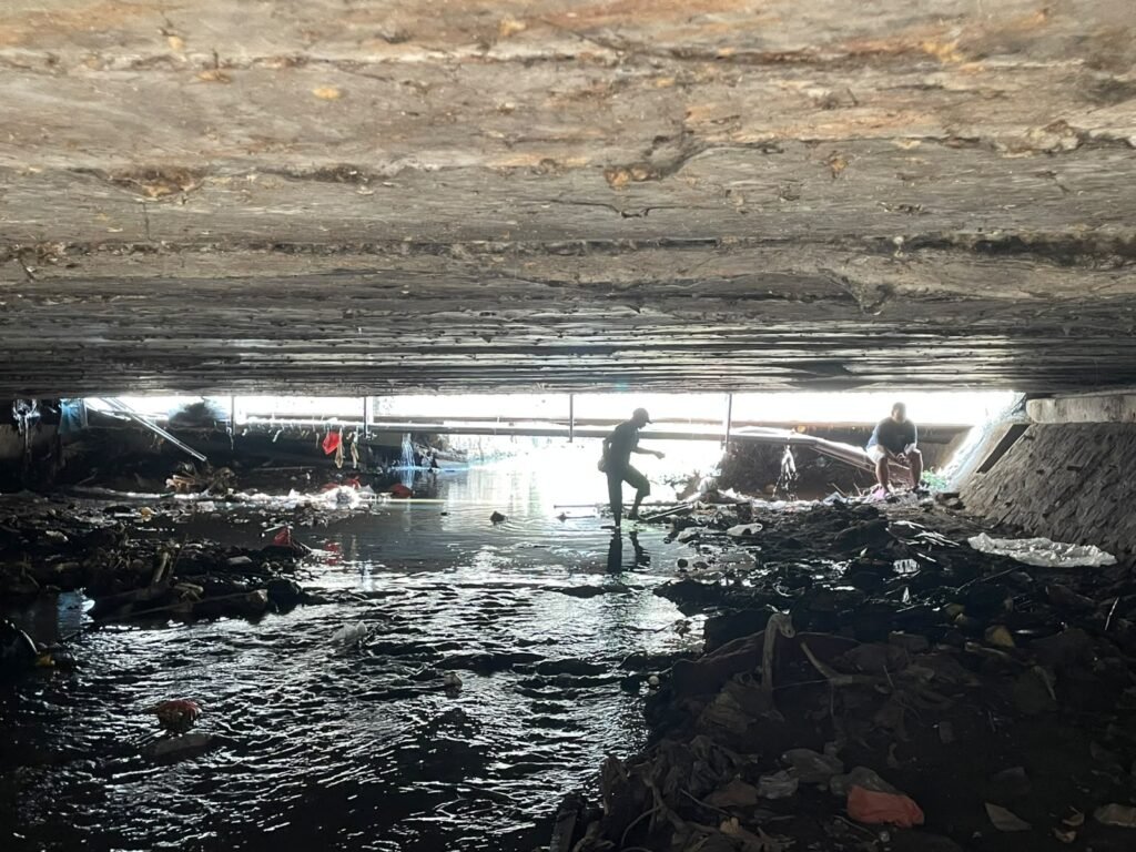 Laju aliran air sungai di bawah area Flyover Ciputat. Henny06/PORTALBMI.ID